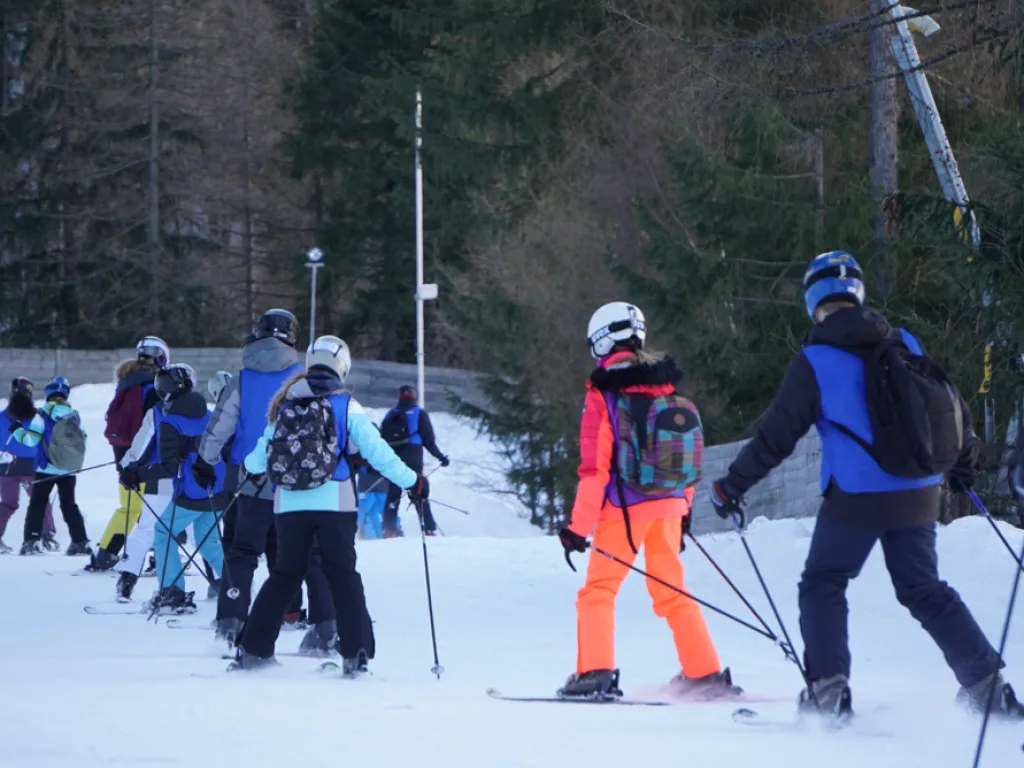 Skigruppe sammelt sich auf der Piste.